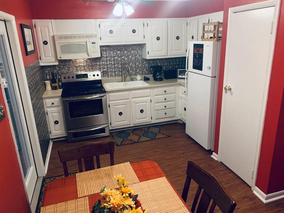 אתנס Family Friendly Downtown Home - Private Yard & Grill - Location, Location, Location! מראה חיצוני תמונה