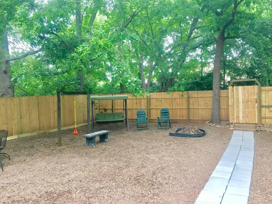 אתנס Family Friendly Downtown Home - Private Yard & Grill - Location, Location, Location! מראה חיצוני תמונה